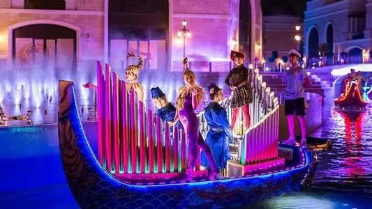 Land of Legends gece şovunda lazer ve su gösterisi ile tekne geçidi