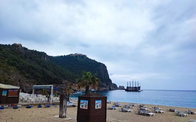 Alanya'da turkuaz denizde Legend Big Kral korsan teknesi