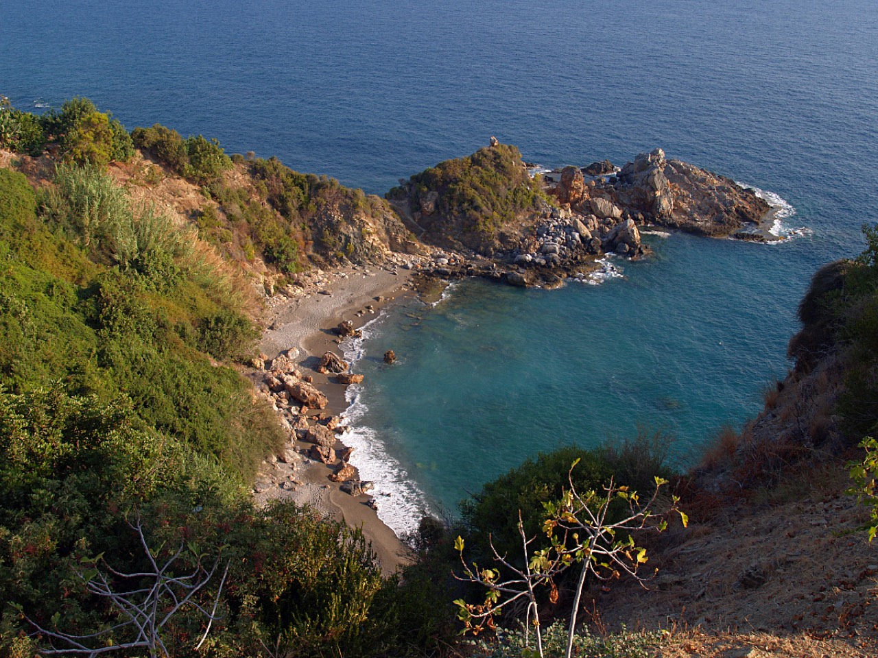 Hôtels le long du littoral d'Alanya, plage de sable et montagnes du Taurus en arrière-plan