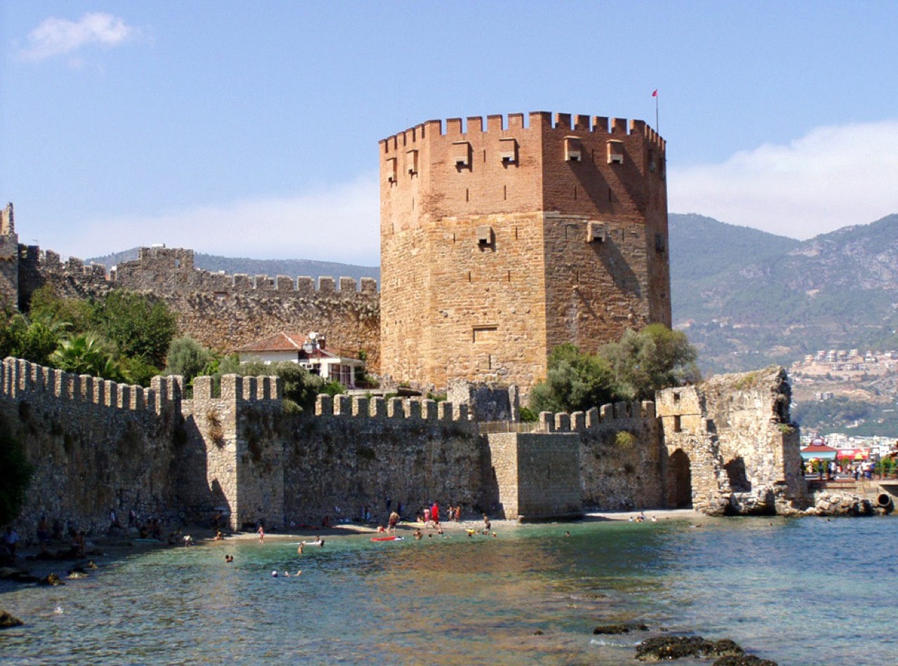 Ruhiger Hafen von Alanya in der Wintersonne mit der Burg von Alanya im Hintergrund