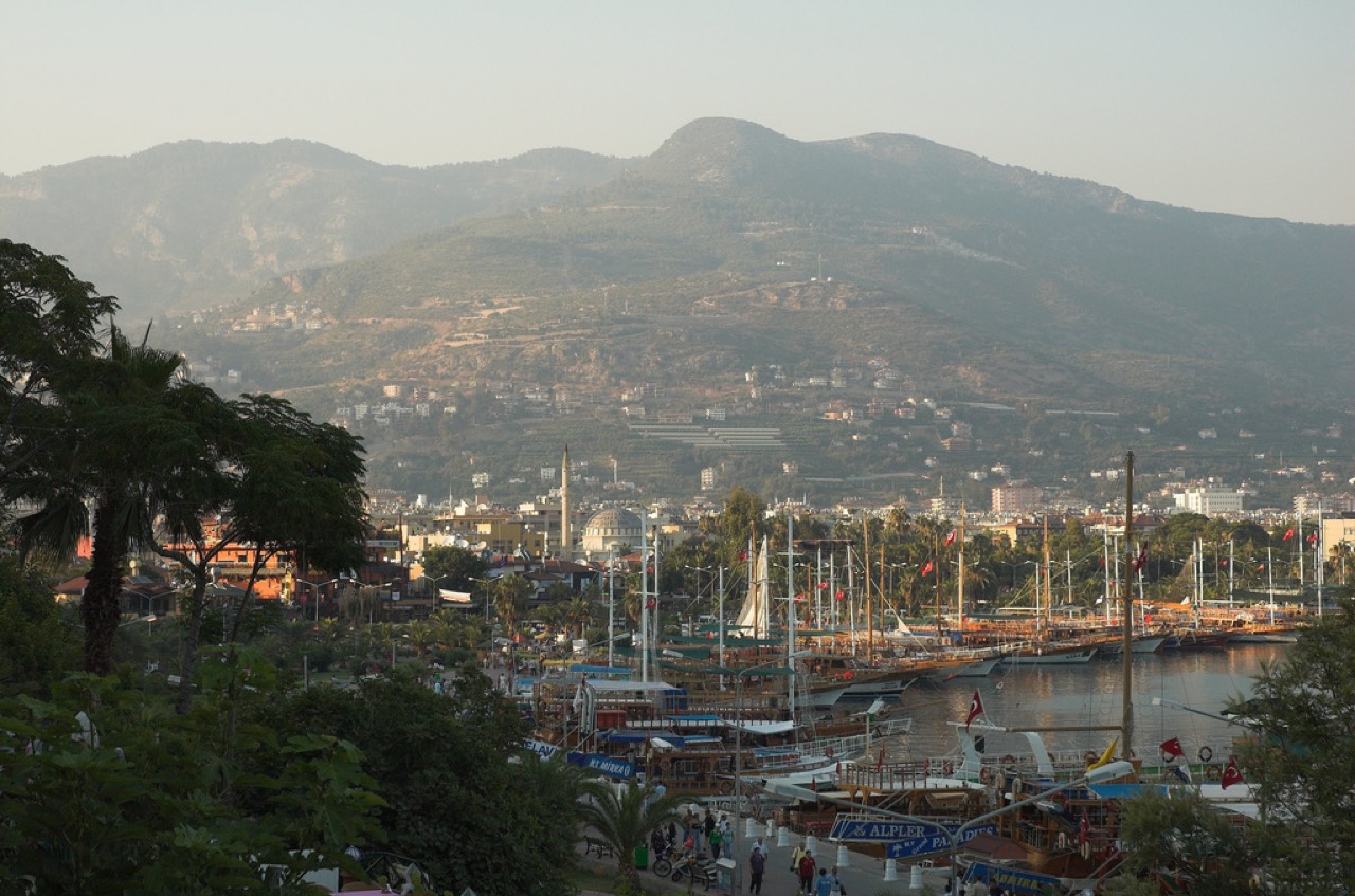 Port et forteresse d'Alanya, avec les monts Taurus et la mer turquoise en arrière-plan