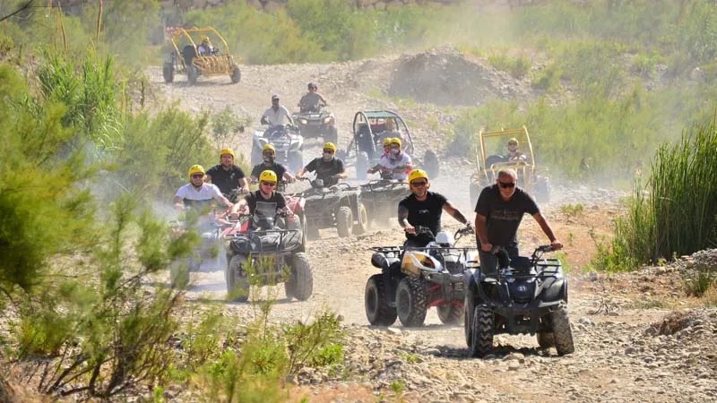 Alanya ATV safari turunda Toros Dağları eteklerinde çamurlu patikada quad sürüşü